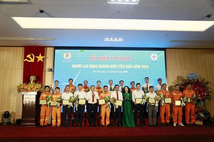 Lãnh đạo Công đoàn Điện lực Việt Nam trao chứng nhận khen thưởng Người lao động tiêu biểu cá nhân xuất sắc của EVNGENCO1