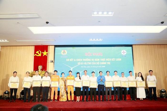 Lãnh đạo Công đoàn ĐLVN trao Bằng khen cho các cá nhân xuất sắc trong phong trào đẩy mạnh học tập và làm theo tư tưởng, đạo đức, phong cách Hồ Chí Minh