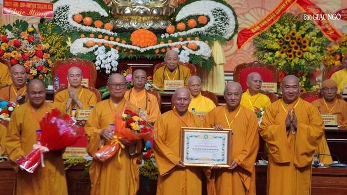 Trao Bằng tuyên dương công đức của Trung ương Giáo hội đến Ban Trị sự GHPGVN tỉnh Quảng Ngãi, nhiệm kỳ 2022-2027