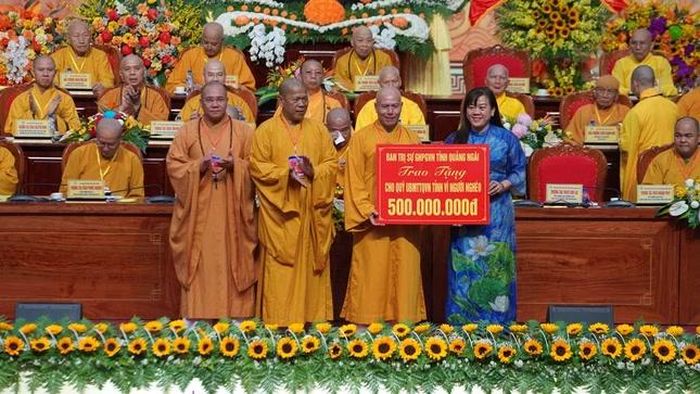 Trao bảng tượng trưng ủng hộ số tiền 500 triệu đồng hỗ trợ Quỹ Vì người nghèo