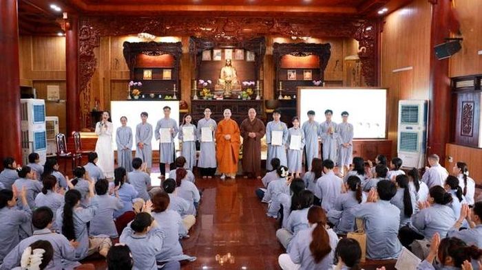 Trao giải đến các tác giả đạt giải cuộc thi chủ đề Hân hoan ngày Phật đản
