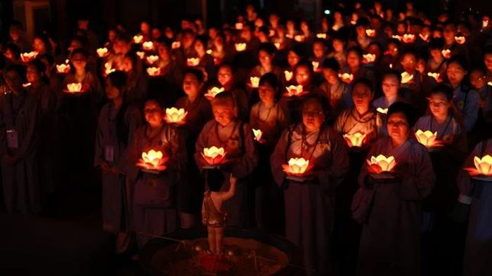 Thắp hoa đăng cầu nguyện