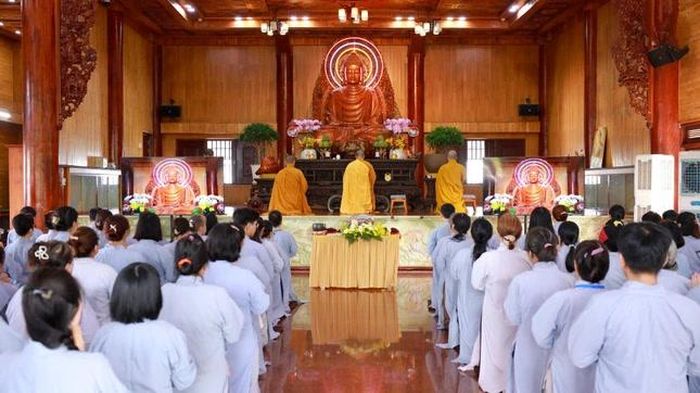 Trang nghiêm khóa lễ tụng kinh tại chánh điện chùa Diệu Pháp