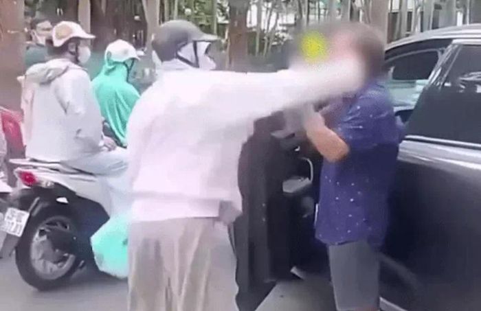 Hình ảnh chị H tát nam tài xế ô tô bị người dân quay clip.