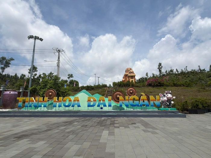 Khu check-in “Tinh Hoa Đại Ngàn” tại quần thể Tháp Bánh Ít góp phần quảng bá vẻ đẹp văn hóa và du lịch miền Trung đến du khách. Ảnh: Thủy Linh