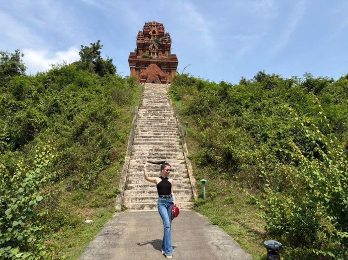 Du khách check-in trên lối bậc thang dẫn lên quần thể Tháp Bánh Ít giữa không gian xanh mát của miền Trung nắng gió. Ảnh: Thủy Linh