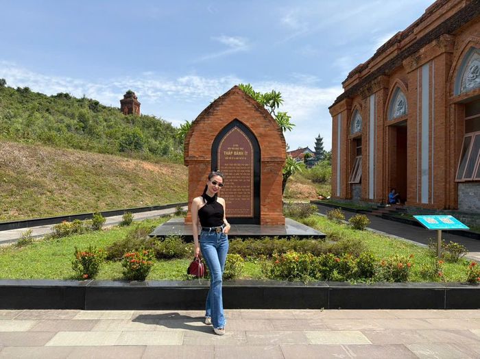 Khuôn viên di tích Tháp Bánh Ít được chỉnh trang khang trang, trở thành điểm tham quan hấp dẫn gần TP. Quy Nhơn cũ. Ảnh: Thủy Linh