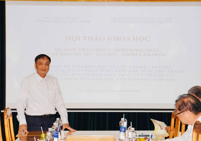 GS.TS. Nguyễn Xuân Cự báo cáo về Mô hình kinh tế tuần hoàn trong khai thác bô xít và sản xuất alumin tại tỉnh Lâm Đồng