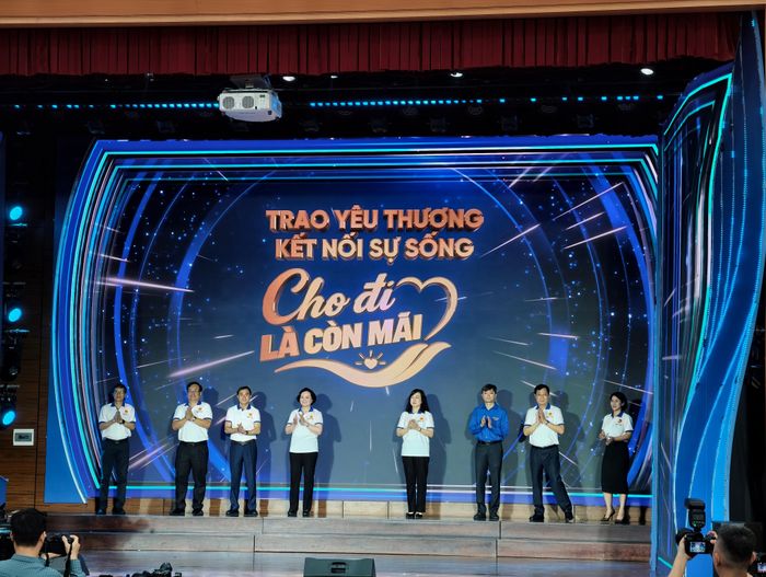 Phó Thủ tướng Phạm Thị Thanh Trà và các đại biểu thực hiện nghi thức phát động Ngày hưởng ứng hiến tặng mô, tạng 20/5. Ảnh: Bộ Y tế