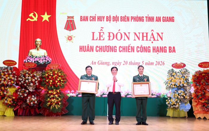 Thừa ủy quyền của Chủ tịch nước, Ủy viên BCH Trung ương Đảng, Phó Bí thư Tỉnh ủy, Chủ tịch UBND tỉnh An Giang Hồ Văn Mừng trao Huân chương chiến công hạng Ba cho 2 cá nhân. Ảnh: Tuấn Kiệt