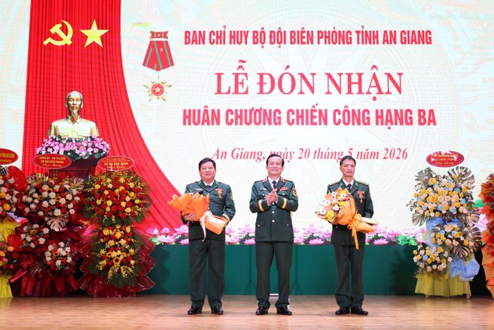 Trung tướng Hồ Văn Thái, Bí thư Đảng ủy, Chính ủy Quân khu 9 tặng hoa chúc mừng 2 cá nhân. Ảnh: Tuấn Kiệt