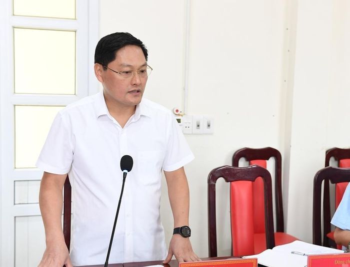 Bí thư Đảng ủy, Chủ tịch HĐND xã Hùng Lợi Trần Giang Tuyên phát biểu tại buổi làm việc.
