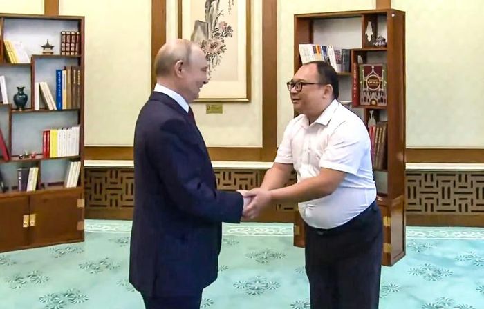Tổng thống Putin hội ngộ với Peng Pai sau 26 năm. Ảnh: RT