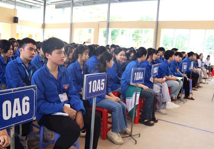 Phiên tòa giả định thu hút sự quan tâm, theo dõi của các em học sinh Trường THPT Hoàng Quốc Việt.