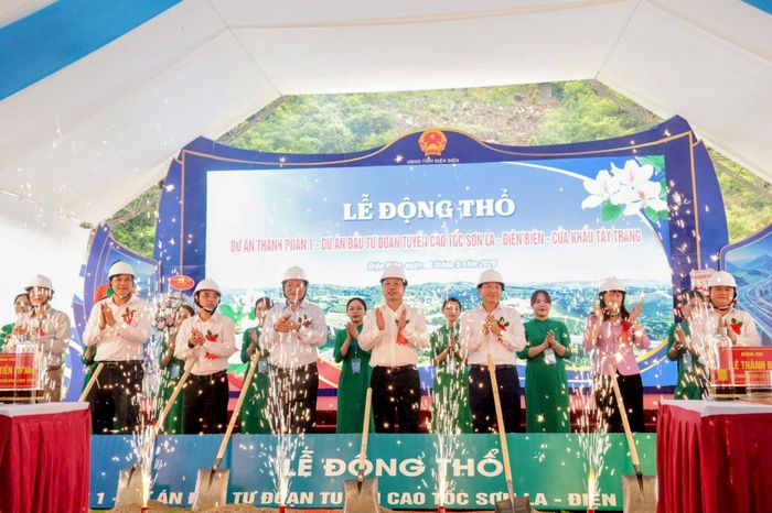 Đại biểu thực hiện nghi thức động thổ Dự án.