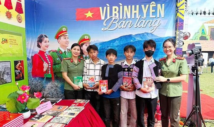 Nhà xuất bản CAND Với chương trình tặng sách miễn phí.