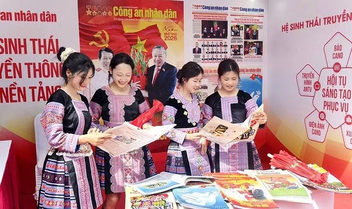 Học sinh đồng bào dân tộc thích thú với các ấn phẩm của báo CAND.