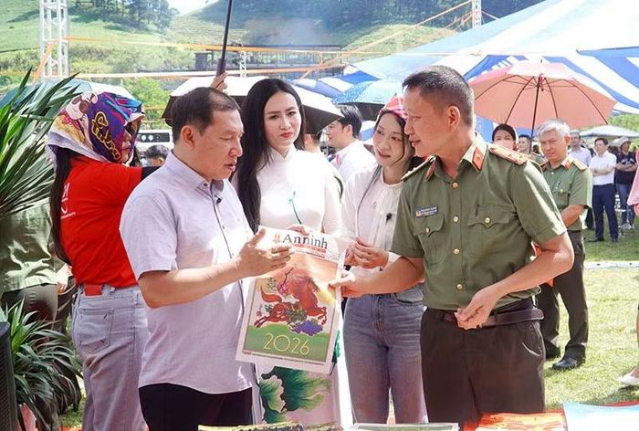 Nhiều nghệ sĩ, diễn viên trải nghiệm các ấn phẩm của báo CAND.