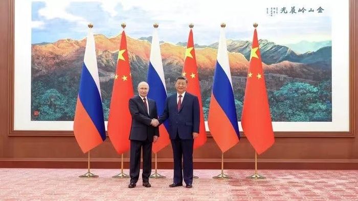 Tổng thống Nga và Chủ tịch Trung Quốc bắt tay trước khi bước vào hội đàm. Ảnh: RiaNovosti
