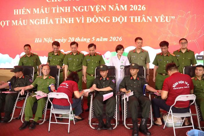 Lãnh đạo các đơn vị trong Cụm thi đua số 4 và lãnh đạo Bệnh viện 19-8 chụp ảnh cùng các CBCS hiến máu.