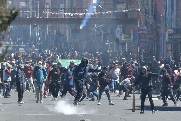 Người biểu tình tràn xuống các con phố của thủ đô La Paz, hôm 17/5. Ảnh: El Pais Bolivia
