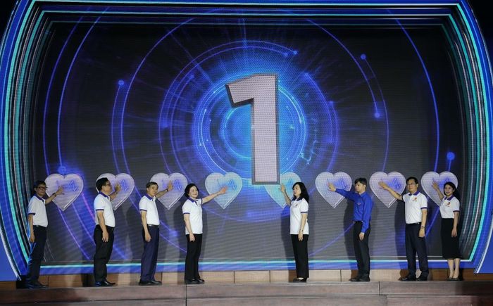 Phó Thủ tướng Phạm Thị Thanh Trà, Bộ trưởng Bộ Y tế Đào Hồng Lan cùng các đại biểu thực hiện nghi thức vận động hiến, tặng mô tạng.