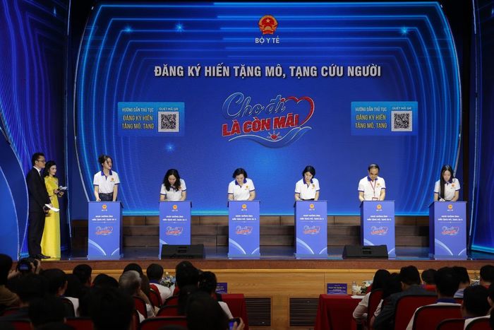 Phó Thủ tướng Phạm Thị Thanh Trà cùng các đại biểu đăng ký hiến mô, tạng.