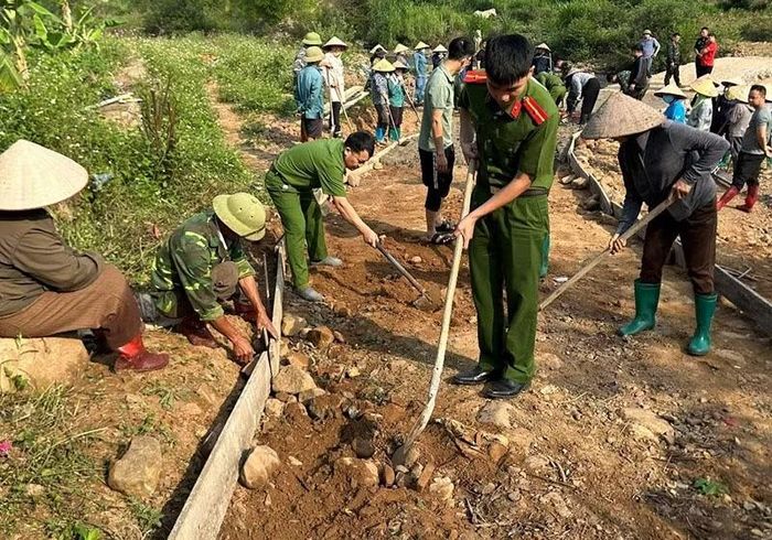 Công an xã Quan Sơn hỗ trợ nhân dân địa phương làm đường bê tông, tạo thuận lợi cho bà còn đi lại.