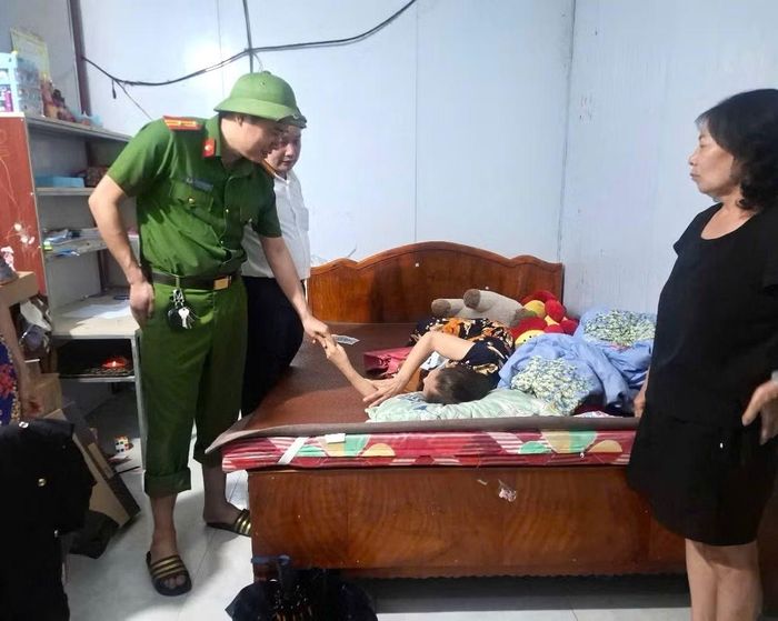 Công an xã Cẩm Khê phối hợp với lực lượng chức năng thăm, động viên vợ ông Phan Văn Thành.