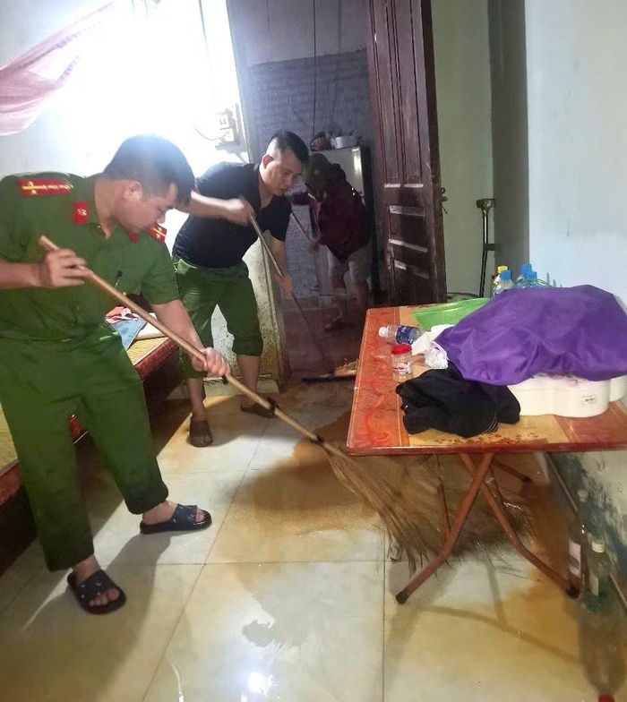 Công an xã Cẩm Khê phối hợp với lực lượng chức năng dọn dẹp nhà giúp gia đình ông Phan Văn Thành.