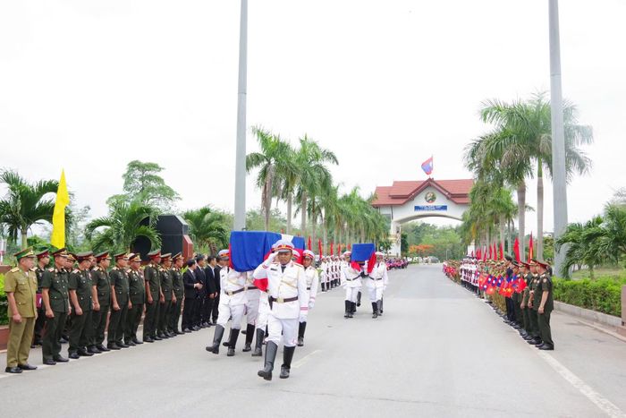 Tại cửa khẩu quốc tế Đen Sa Vẳn, nhân dân và cán bộ, chiến sĩ các lực lượng vũ trang nước bạn Lào long trọng tổ chức lễ tiễn đưa hài cốt liệt sĩ Quân tình nguyện và Chuyên gia Việt Nam hy sinh trong chiến tranh về nước.
