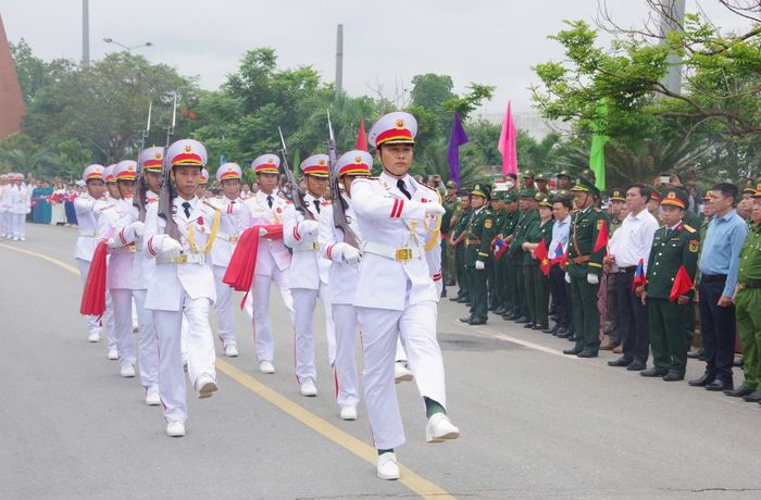Các đơn vị chức năng liên quan và cán bộ, nhân dân, các em học sinh tỉnh Quảng Trị xúc động đón các hài cốt liệt sĩ về nước tại Cửa khẩu quốc tế Lao Bảo.