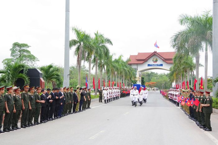 Cán bộ, nhân dân nước bạn Lào thành kính tiễn đưa hài cốt liệt sĩ Quân tình nguyện và Chuyên gia Việt Nam hy sinh ở Lào trong chiến tranh về nước.