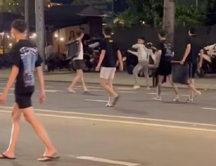 Hai nhóm đánh nhau gây rối trật tự.