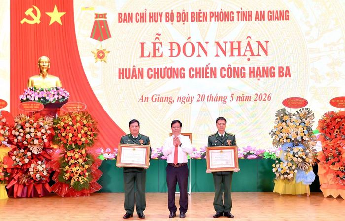 Đồng chí Hồ Văn Mừng, Ủy viên Trung ương Đảng, Phó Bí thư Tỉnh ủy, Chủ tịch UBND tỉnh An Giang thừa ủy quyền Chủ tịch nước trao Huân chương Chiến công hạng Ba tặng 2 cá nhân gồm: Đại tá Phạm Văn Thắng và Thượng tá Trần Viết Đức.