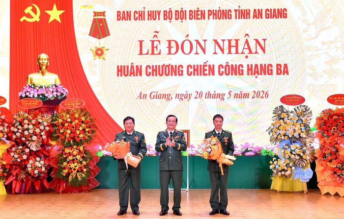 Trung tướng Hồ Văn Thái, Bí thư Đảng ủy, Chính ủy Quân khu 9 tặng hoa chúc mừng Đại tá Phạm Văn Thắng và Thượng tá Trần Viết Đức.