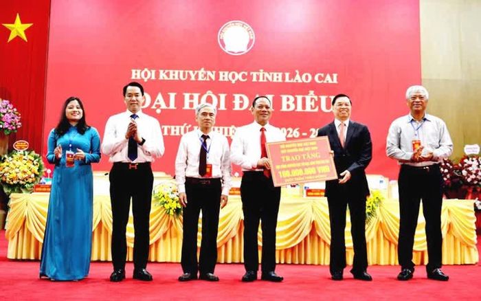 Phó Chủ tịch kiêm Tổng Thư ký Trung ương Hội Khuyến học Việt Nam Lê Mạnh Hùng trao tặng 100 triệu đồng cho "Quỹ Khuyến học" tỉnh Lào Cai. Ảnh: Quốc Hồng
