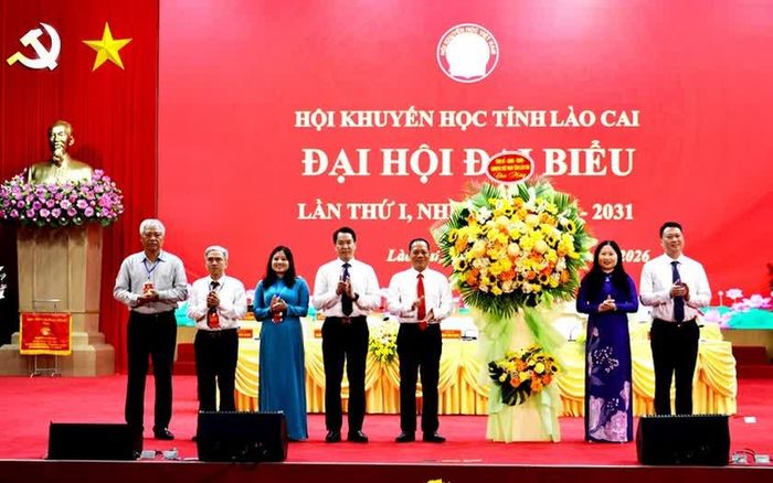 Phó Chủ tịch UBND tỉnh Lào Cai Vũ Thị Hiền Hạnh tặng lẵng hoa chúc mừng Hội Khuyến học tỉnh Lào Cai. Ảnh: Quốc Hồng