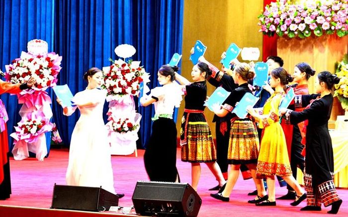 Tiết mục văn nghệ tôn vinh sự học, khuyến khích sáng tạo để xây dựng và bảo vệ Tổ quốc trong kỷ nguyên mới. Ảnh: Quốc hồng
