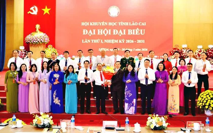Phó Chủ tịch kiêm Tổng Thư ký Trung ương Hội Khuyến học Việt Nam Lê Mạnh Hùng chúc mừng Ban chấp hành Hội Khuyến học tỉnh Lào Cai khóa I, nhiệm kỳ 2026-2031. Ảnh: Quốc Hồng