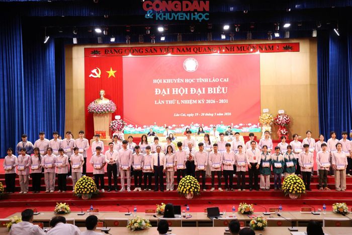 50 em học sinh của tỉnh được nhận học bổng Đinh Thiện Lý của Công ty Phú Mỹ Hưng và Quỹ Hỗ trợ Cộng đồng Đinh Thiện Lý. Ảnh: Quốc Hồng