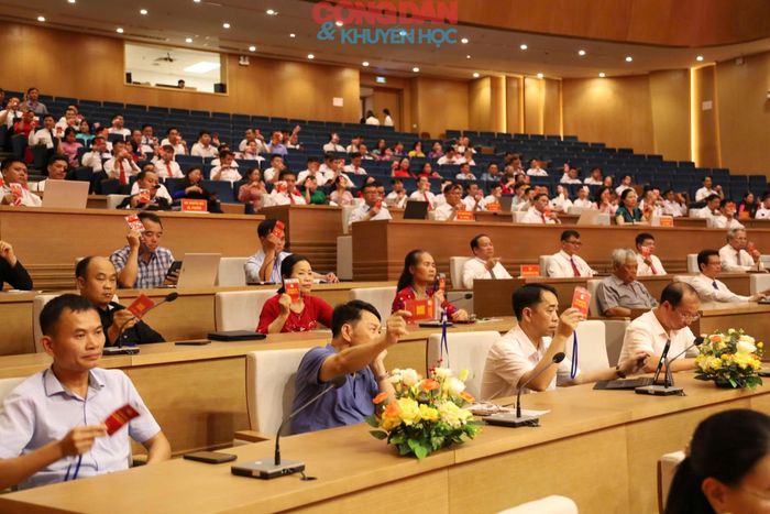Các đại biểu thông qua Nghị quyết Đại hội. Ảnh: Quốc Hồng