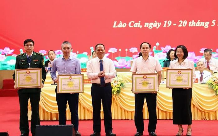 Trao Bằng khen của Trung ương Hội Khuyến học Việt Nam cho các tập thể có thành tích xuất sắc trong công tác khuyến học thời gian qua. Ảnh: Quốc Hồng