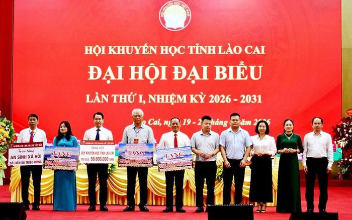 Các doanh nghiệp, nhà hảo tâm trao tiền hỗ trợ, ủng hộ "Quỹ Khuyến học" tỉnh Lào Cai. Ảnh: Quốc Hồng