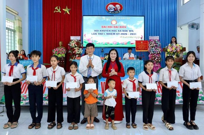 Hội Khuyến học tỉnh Lâm Đồng trao tặng 10 suất học bổng cho học sinh tiêu biểu xã Đắk Wil.