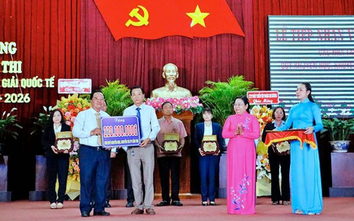 Chủ tịch Hội Khuyến học thành phố Cần Thơ Nguyễn Thanh Xuân và Phó Bí thư Thành ủy, Chủ tịch Ủy ban Mặt trận Tổ quốc Việt Nam thành phố Cần Thơ Hồ Thị Cẩm Đào tiếp nhận tài trợ, ủng hộ Quỹ Khuyến học, Khuyến tài.