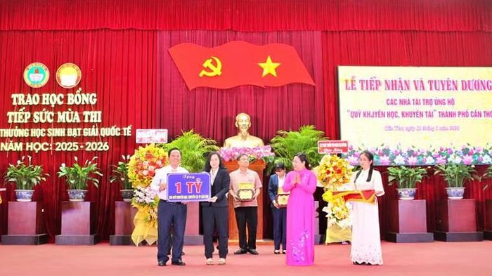 Lãnh đạo Hội Khuyến học thành phố Cần Thơ tiếp nhận tài trợ ủng hộ “Quỹ khuyến học, khuyến tài”.