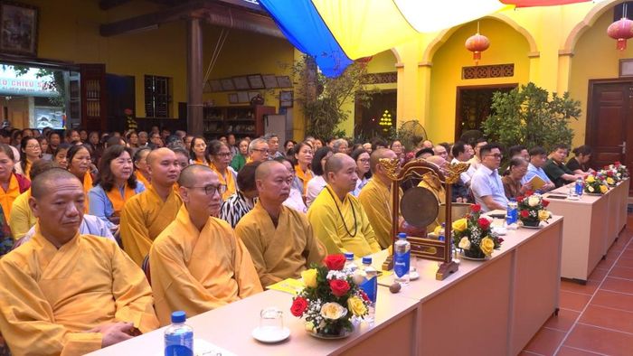 Các đại biểu dự buổi lễ.