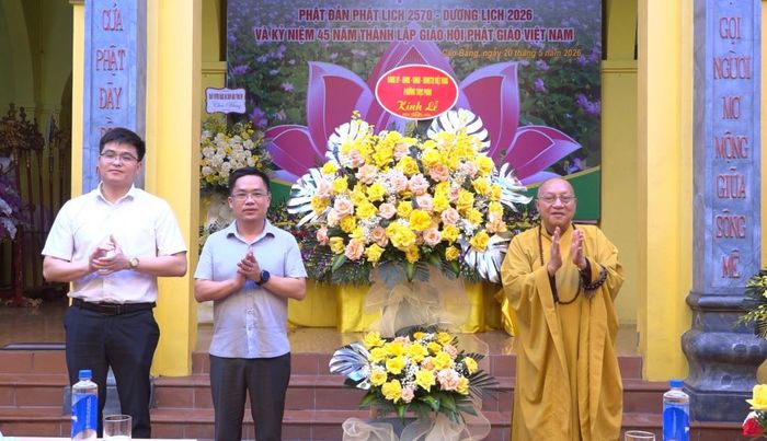 Đồng chí Nguyễn Thế Hoàn, Ủy viên Ban Thường vụ Tỉnh ủy, Bí thư Đảng ủy phường Thục Phán tặng hoa chúc mừng.