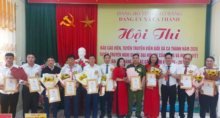 Ban Tổ chức trao giải cho các thí sinh.